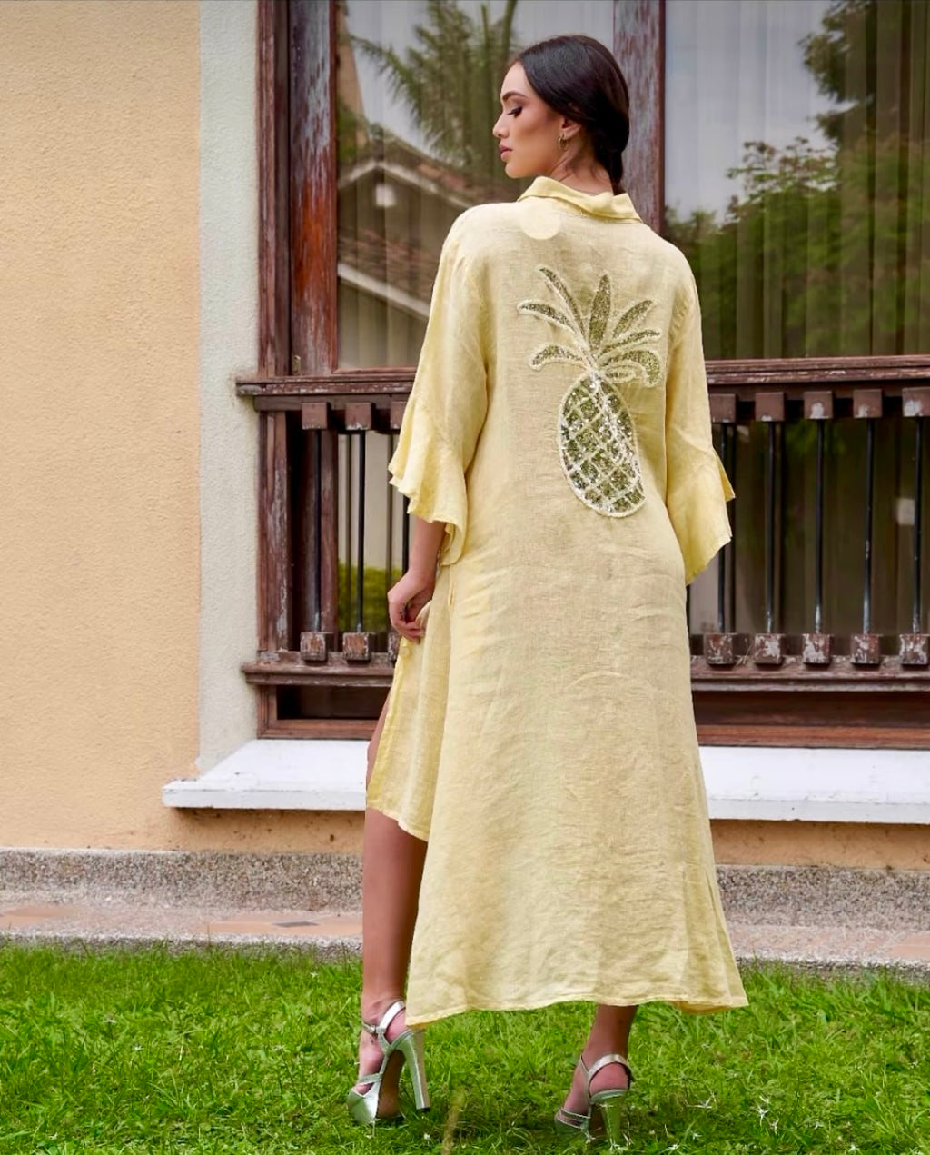 Vestido en Lino Amarillo con Lentejuelas Plateadas