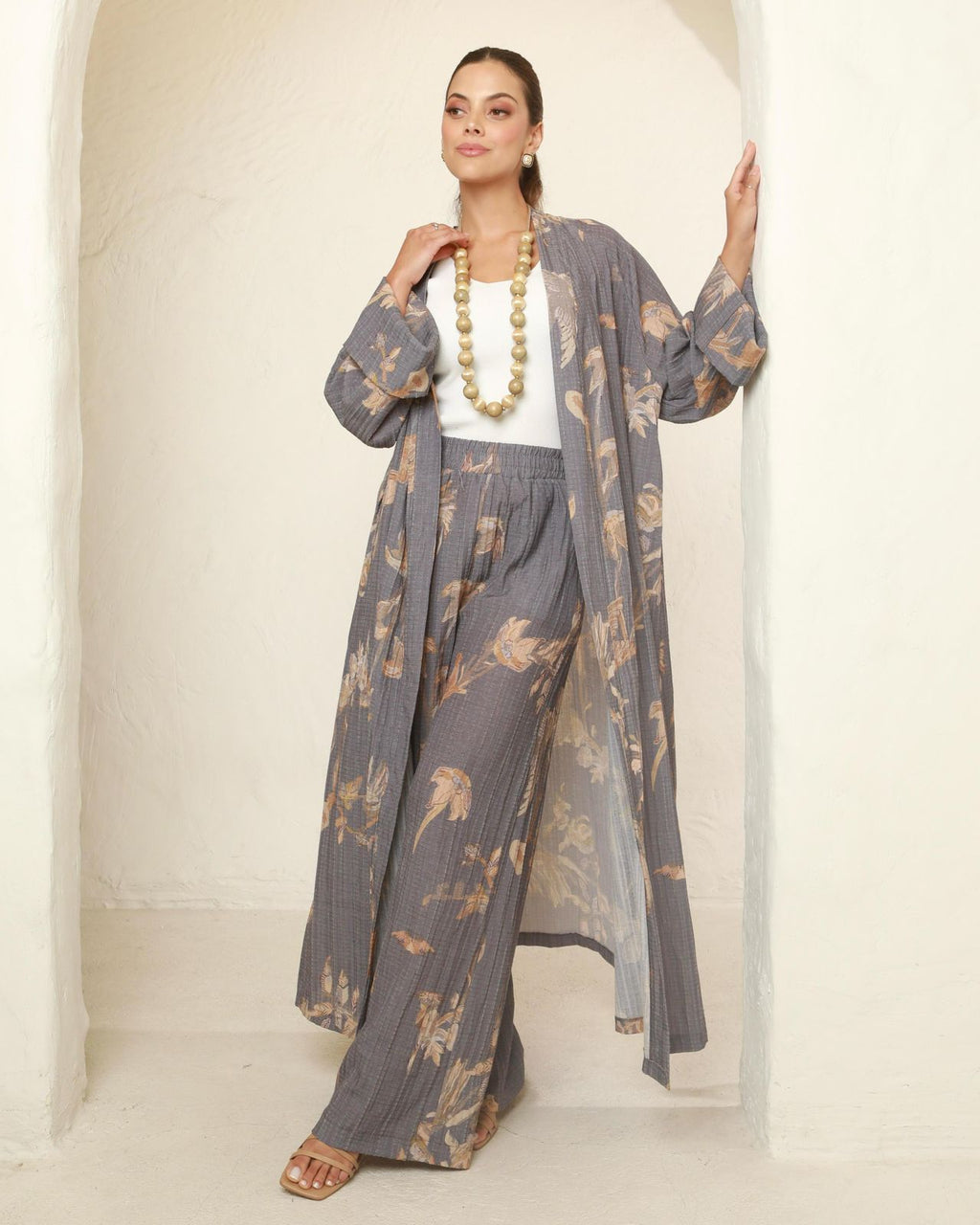 Set de Blusón Largo y Pantalón gris con flores estampadas