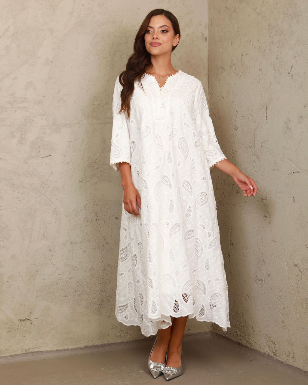 Vestido Blanco con Detalles Calados y Bordados